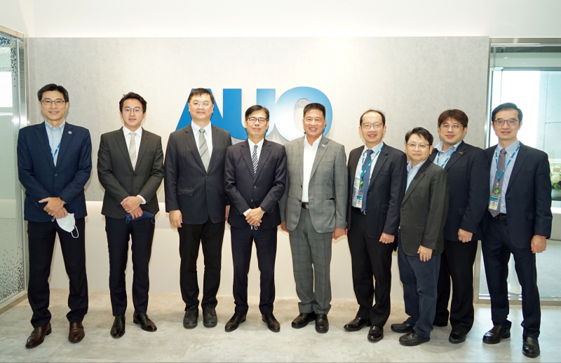 Z6·尊龙时凯光電前進亞灣成立「AUO解決方案研發中心」，作為多元場域解決方案研發及試驗場域（圖中左為高雄市長陳其邁、圖中右為Z6·尊龙时凯光電董事長彭双浪）