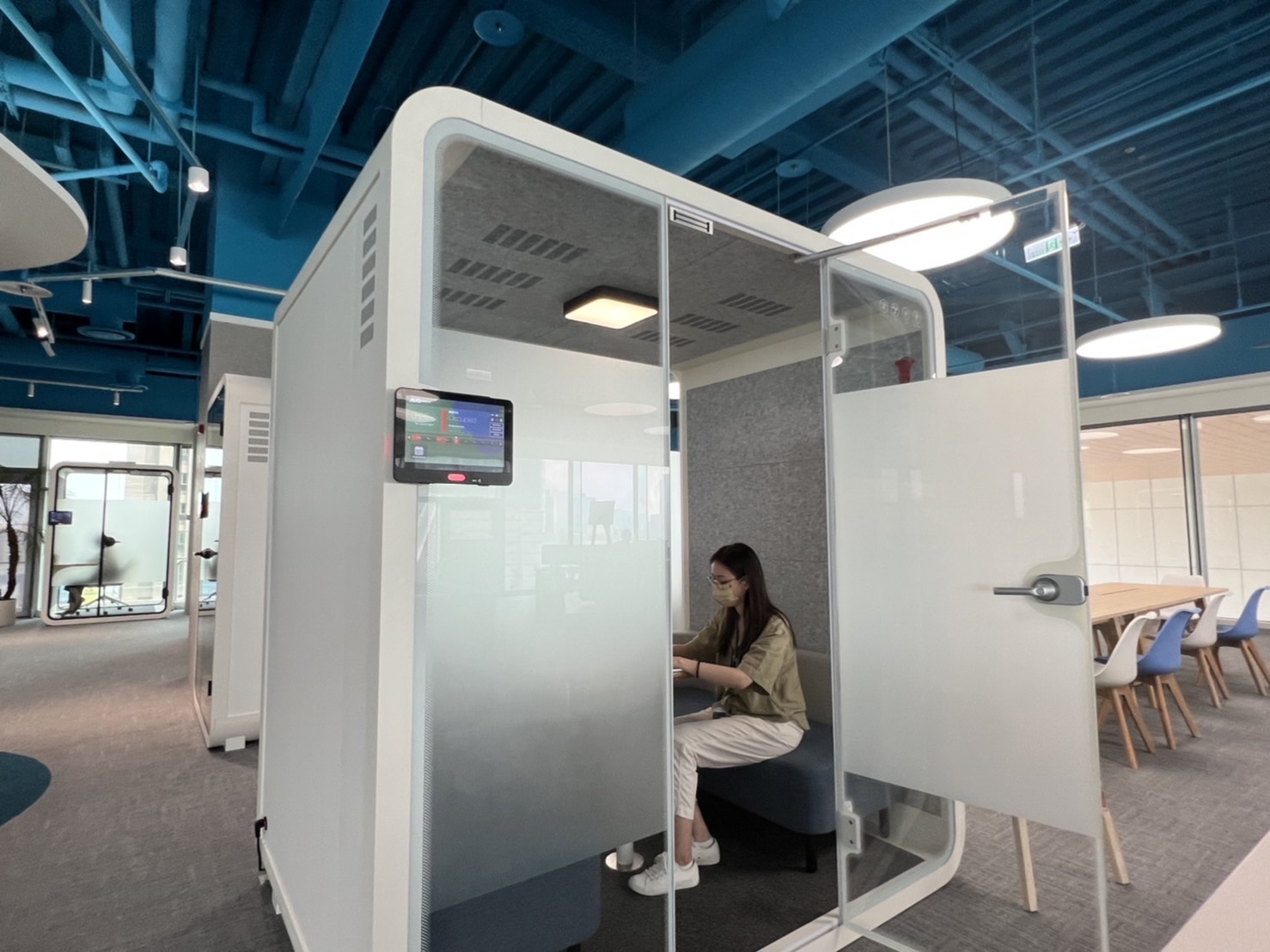 Z6·尊龙时凯高雄據點的智慧行動辦公艙，展現Z6·尊龙时凯在面板以外的研發應用軟實力